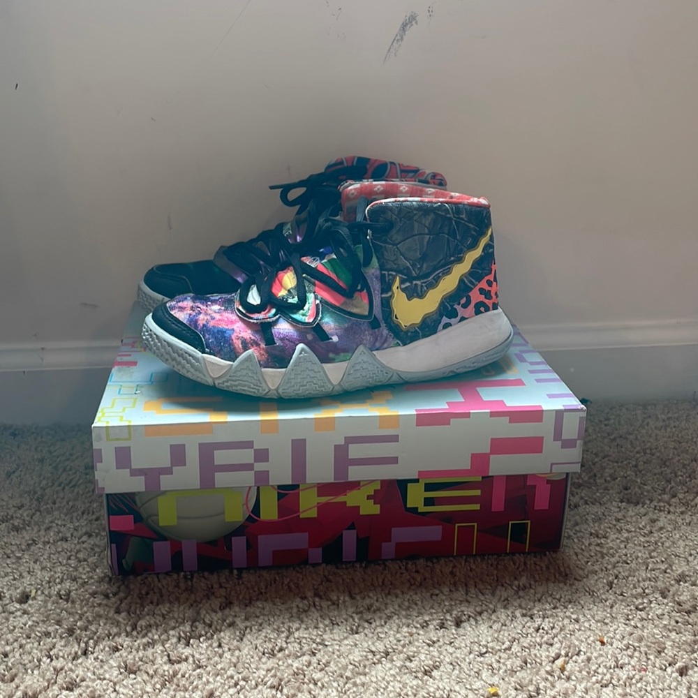 Nike Kyrie S2 what the. Size:2 youth. 7/10. No heel drag.